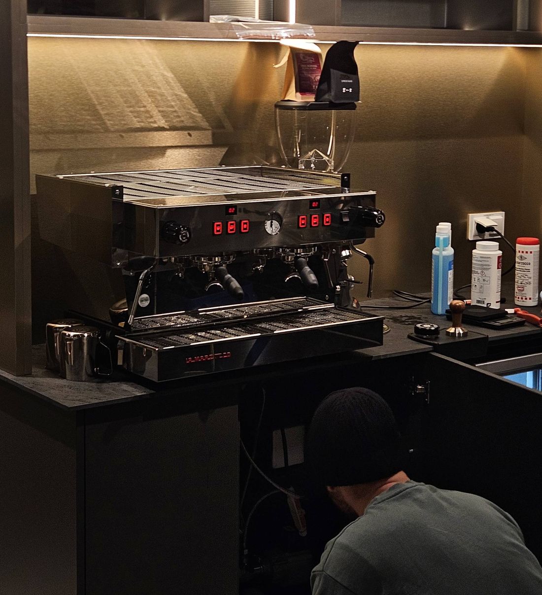 Montaż ekspresu La Marzocco w lokalu klienta