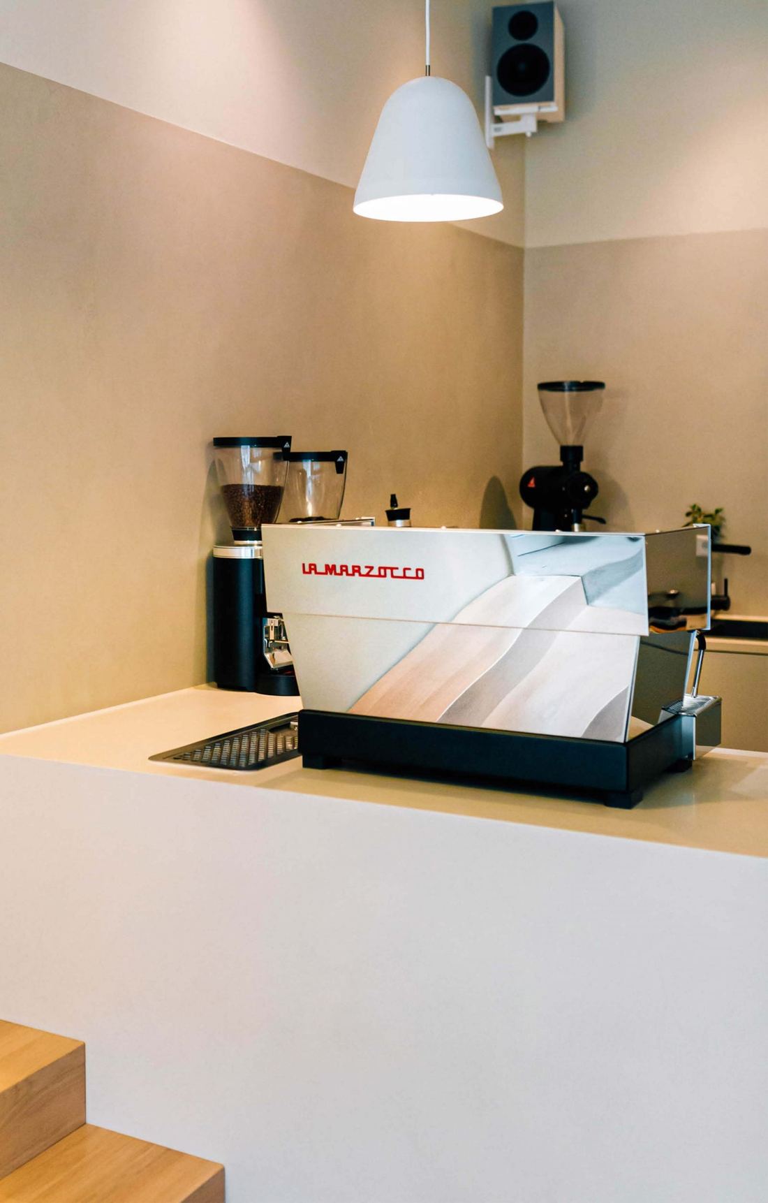 Linea Classic S z młynkami na barze kawiarni