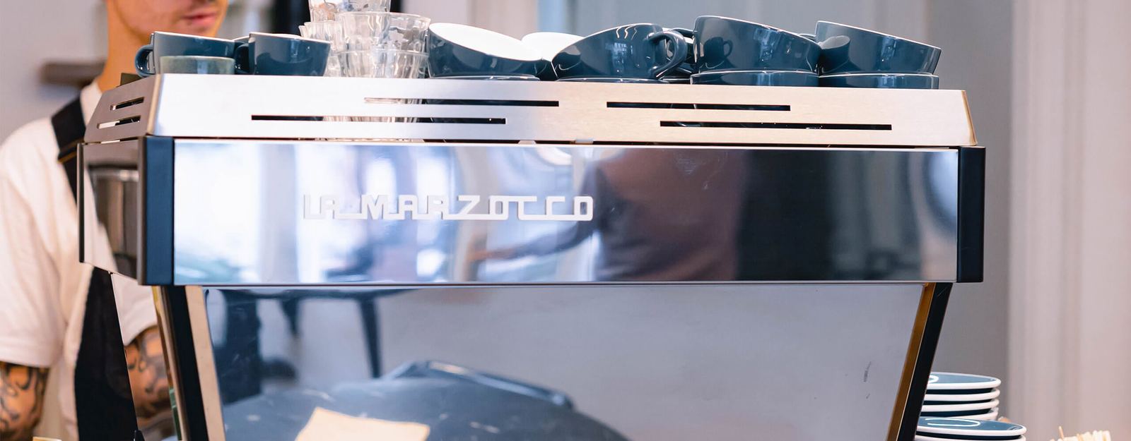 Linea PB X z bliska na barze kawiarni, filiżanki na górze maszyny